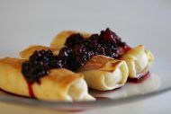 Cheese_blintzes_with_blackberries.jpg